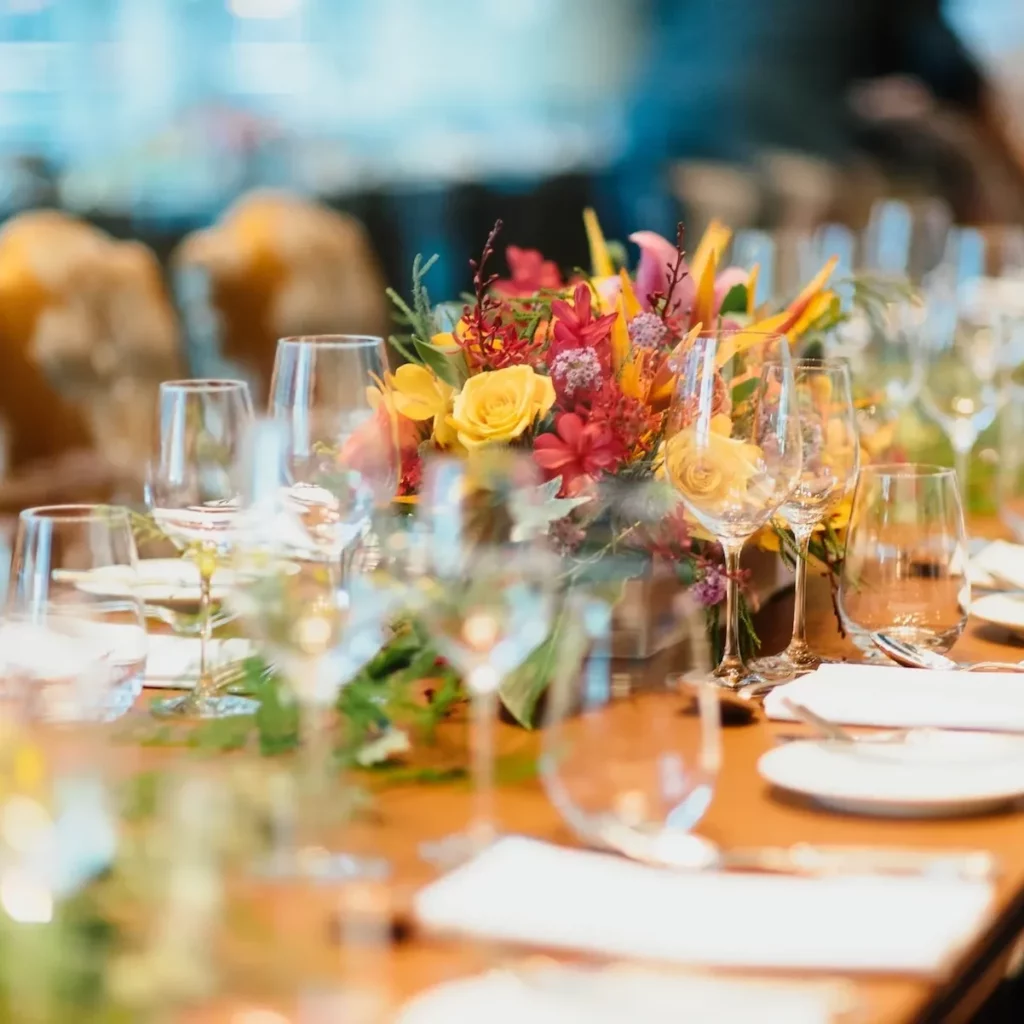 Tisch mit Gläsern und Blumen, bereit für eine Pralinen-Party