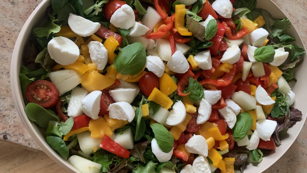 Salat mit Früchten und Mozzarella